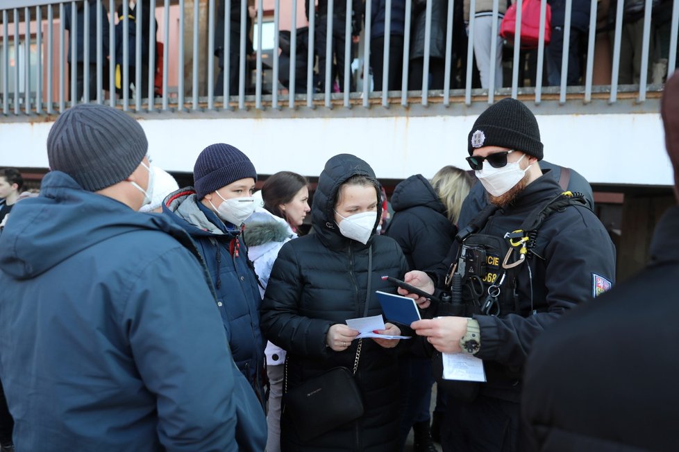 Fronty ukrajinských uprchlíků před cizineckou policií (1. 3. 2022)