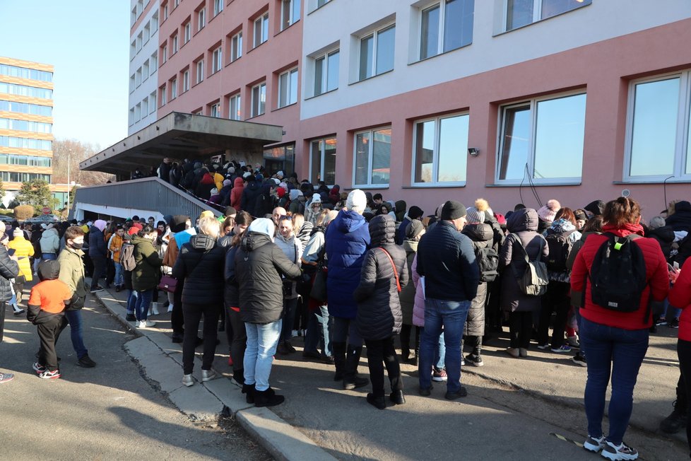 Fronty ukrajinských uprchlíků před cizineckou policií. (1.3.2022)