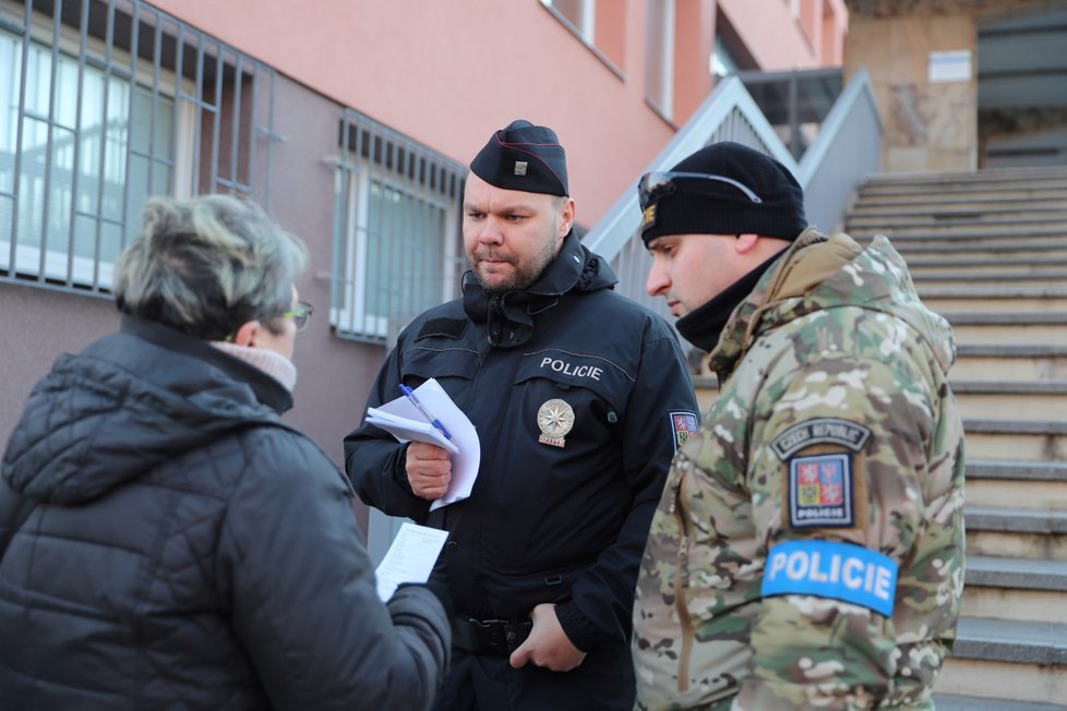 Fronty ukrajinských uprchlíků před cizineckou policií. (1.3.2022)