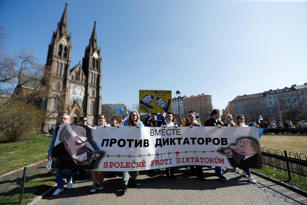 Protest Rusů žijících v Česku proti válce na Ukrajině. (26.3.2022)