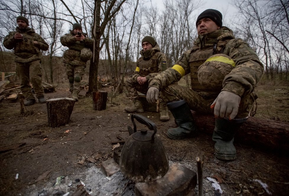 Ukrajinští vojáci na frontové linii v Doněcké oblasti