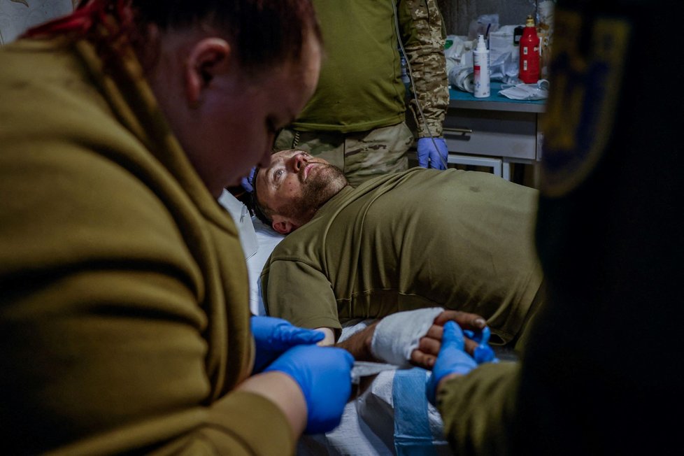Medici poskytují první pomoc vojákovi zraněnému v Doněcké oblasti.