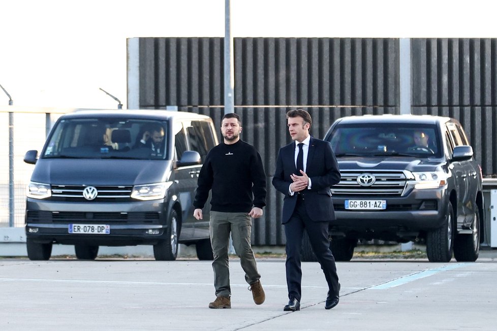 Prezidenti Francie a Ukrajiny Emmanuel Macron a Volodymyr Zelenskyj na cestě na summit do Bruselu. (9.2.2023)