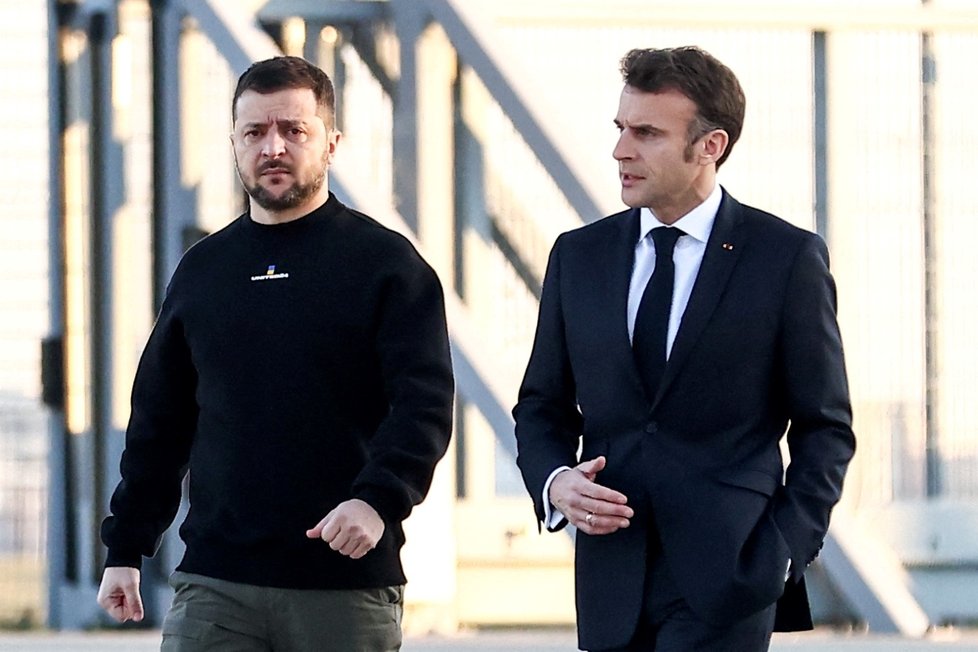 Prezidenti Francie a Ukrajiny Emmanuel Macron a Volodymyr Zelenskyj na cestě na summit do Bruselu. (9.2.2023)