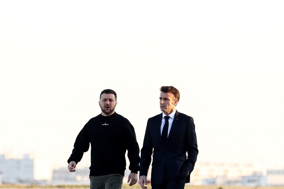 Prezidenti Francie a Ukrajiny Emmanuel Macron a Volodymyr Zelenskyj na cestě na summit do Bruselu. (9.2.2023)