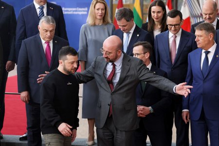 Summit v Bruselu: Společná fotografie lídrů u ukrajinským prezidentem Volodymyrem Zelenským. (9.2.2023)
