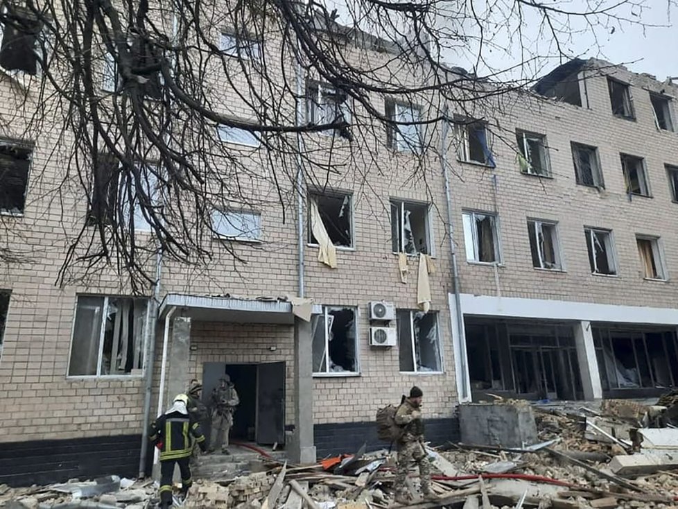 Ukrajinská vojenská budova v Kyjevě po náletu. (24. 2. 2022)