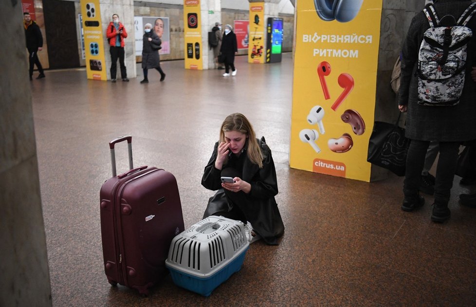 Ukrajinci s kufry a taškami v kyjevském metru ráno po zahájení ruské invaze (24. 2. 2022)