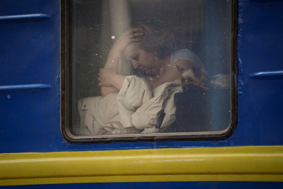 Vlaky ze Lvova na hranice jsou jednou z posledních cest, kudy mohou Ukrajinci utéct před válkou.
