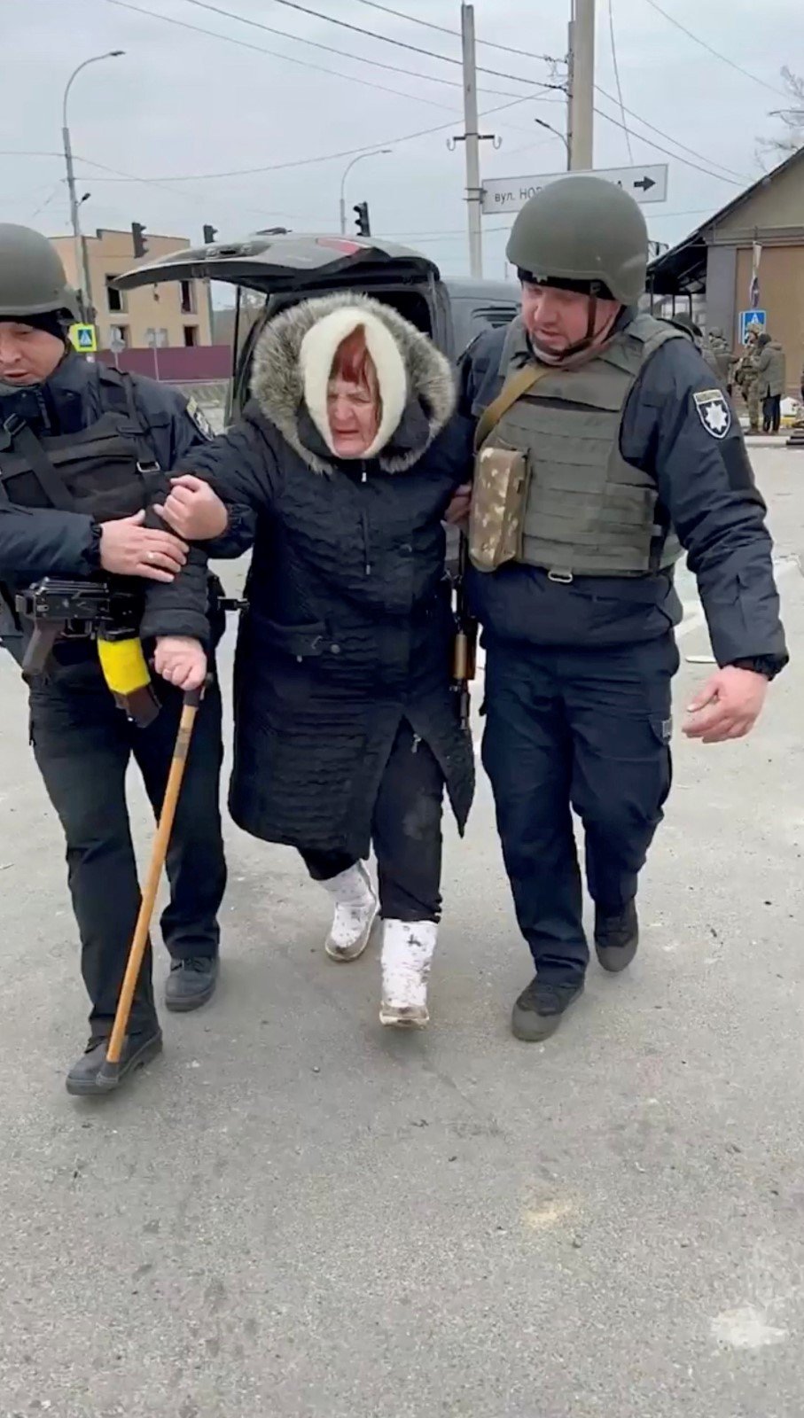 Evakuace civilistů z města Irpiň nedaleko Kyjeva. (7. 3. 2022)