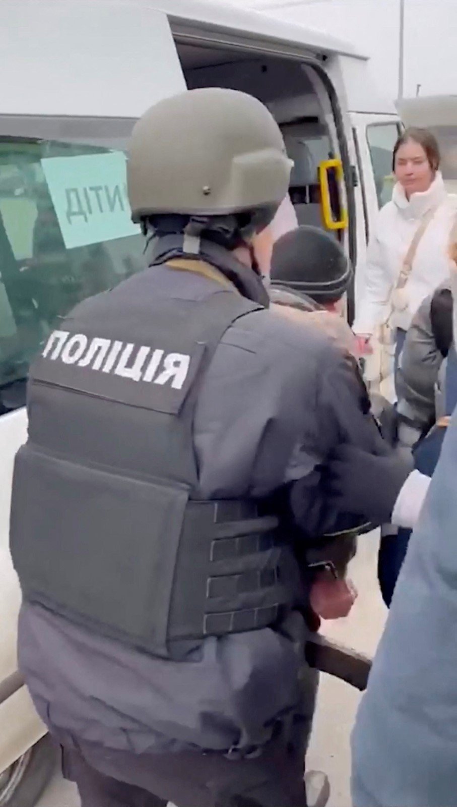 Evakuace civilistů z města Irpiň nedaleko Kyjeva. (7. 3. 2022)