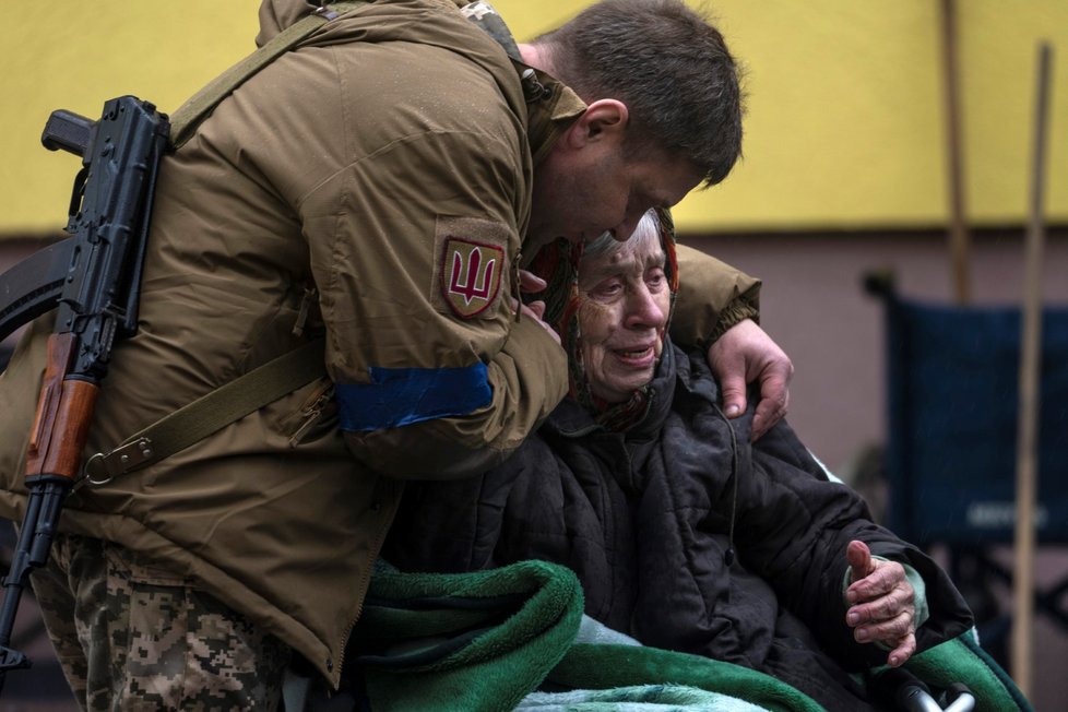 Evakuace civilistů z města Irpiň. Domov musela opustit i Larisa (82)