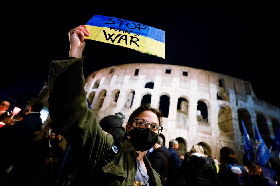Demonstrace proti ruské invazi na Ukrajinu v Římě.
