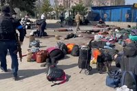 ONLINE: Rusové ostřelovali lidi čekající na evakuaci. Ukrajinci odkryli další zvěrstva okupantů