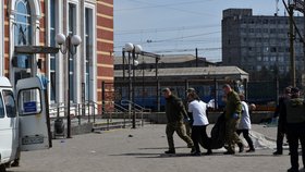 Ruský útok na nádraží v Kramatorsku si vyžádal desítky mrtvých. (8.4.2022)