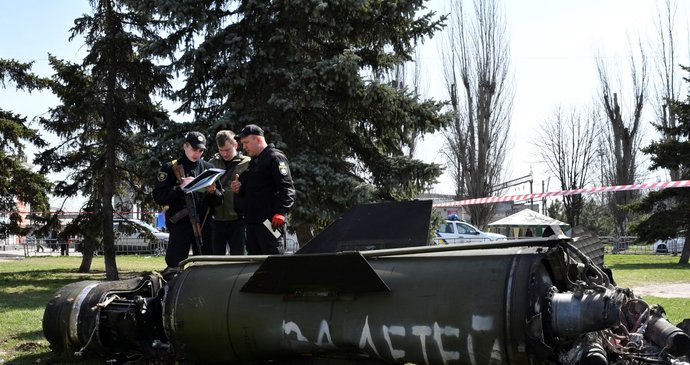 Ruský útok na nádraží v Kramatorsku si vyžádal desítky mrtvých. (8.4.2022)