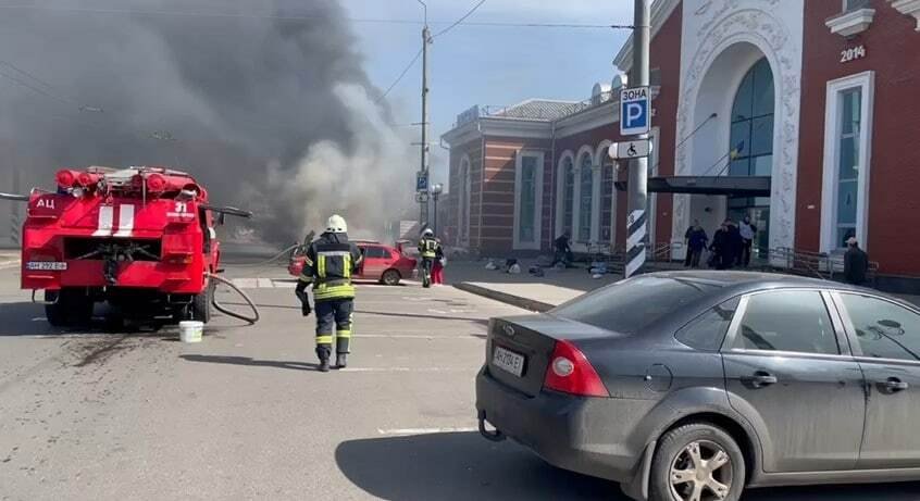 Při ruském útoku na nádraží  v Kramatorsku zemřely desítky lidí.