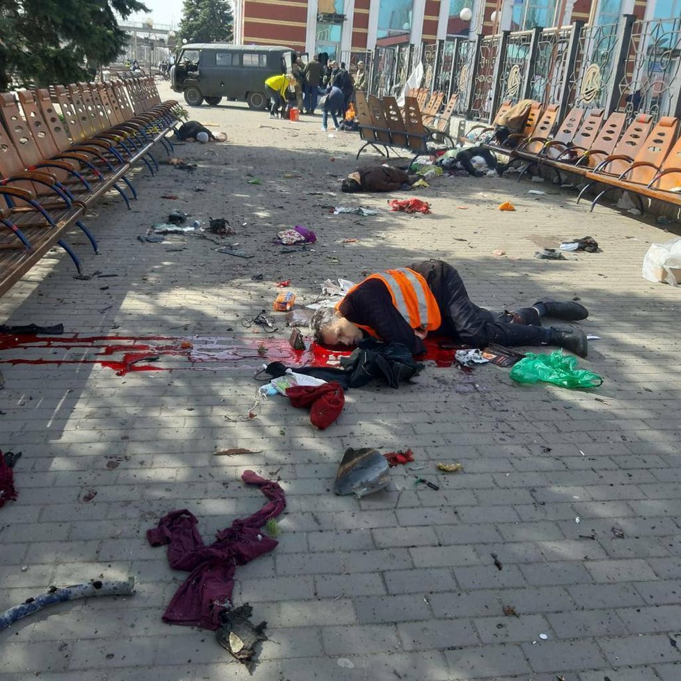 Při ruském útoku na nádraží  v Kramatorsku zemřely desítky lidí.