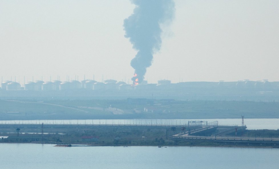 Požár skladu pohonných hmot v Krasnodarském kraji. (3.5.2023)