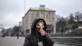 Ukrajinci se modlí za mír.  (24. 2. 2022)