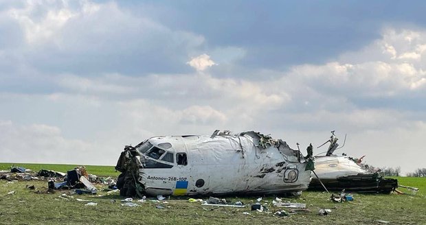 Antonov se zřítil nedaleko frontové linie v Záporoží. Sestřelili ho Rusové, tvrdí poslanec