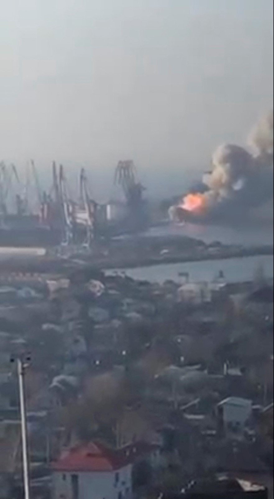 Ukrajinská armáda  u přístavu Berďansk v Azovském moři zničila ruskou výsadkovou loď. Orsk. (24.3.2022)