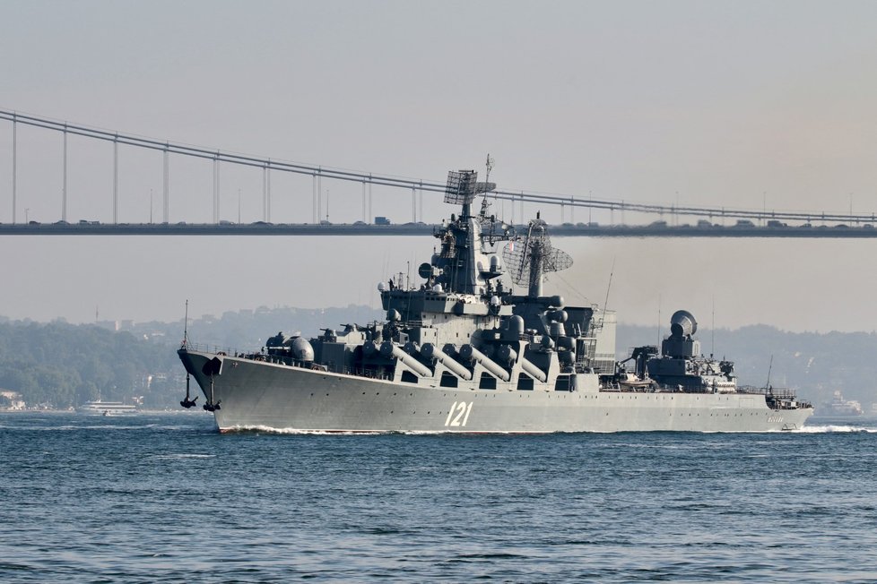 Ruská válečná loď na v Bosporu v roce 2021.