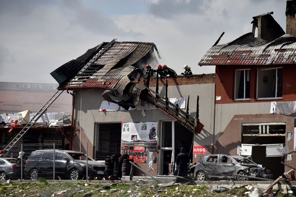 Následky ruského ostřelování ve Lvově. (18.4.2022)