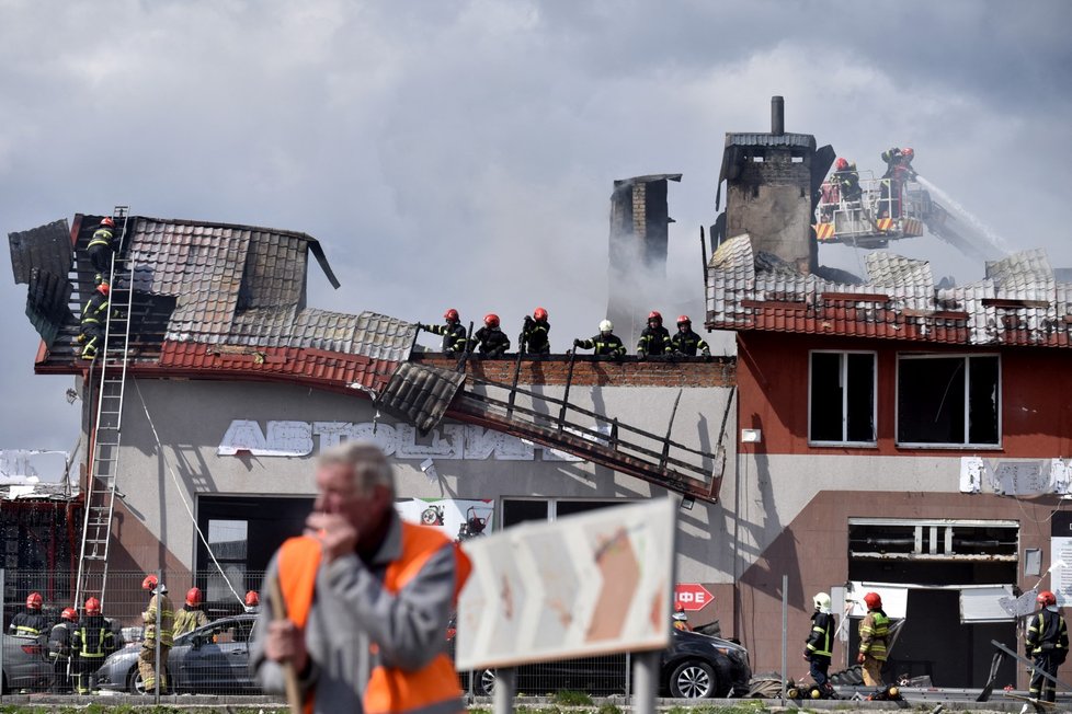 Následky ruského ostřelování ve Lvově. (18.4.2022)