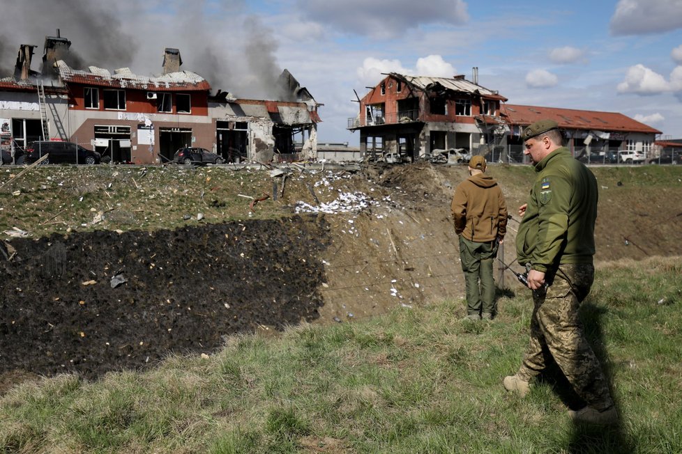 Následky ruského ostřelování ve Lvově. (18.4.2022)