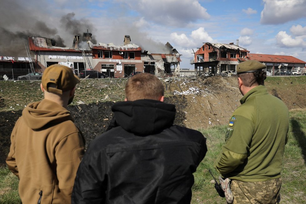 Následky ruského ostřelování ve Lvově. (18.4.2022)