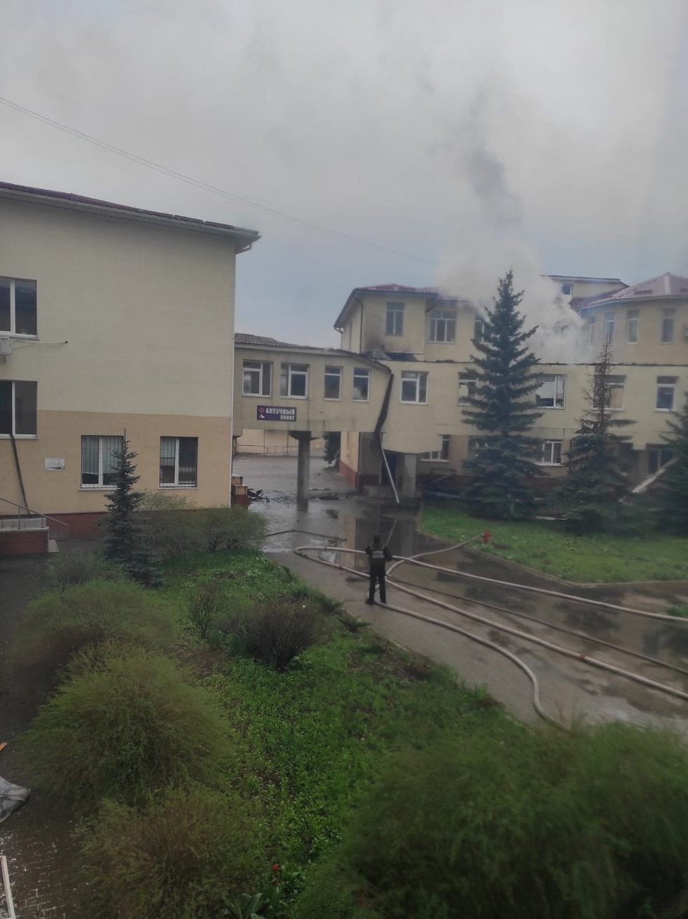 Na nemocnici ve městě Lyman v Doněcké oblasti dopadly ruské bomby. (22.4.2022)