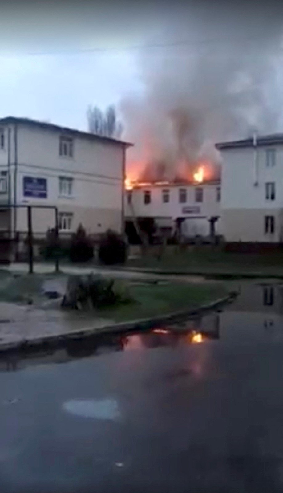 Na nemocnici ve městě Lyman v Doněcké oblasti dopadly ruské bomby. (22.4.2022)