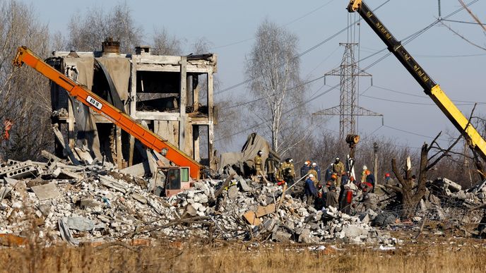 Ruiny bývalého učiliště ve městě Makijivka, kde byla základna okupantů. (3.1.2023)