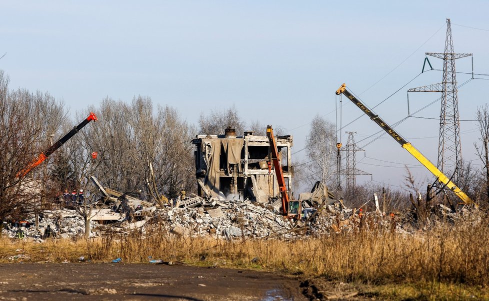Ruiny bývalého učiliště ve městě Makijivka, kde byla základna okupantů. (3.1.2023)