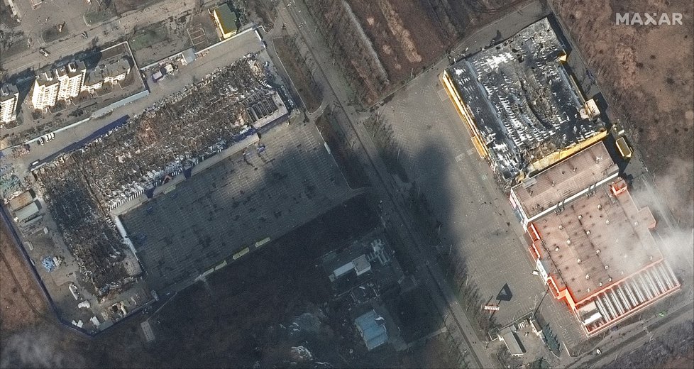 Satelitní snímek zničené nákupní zóny v Mariupolu.