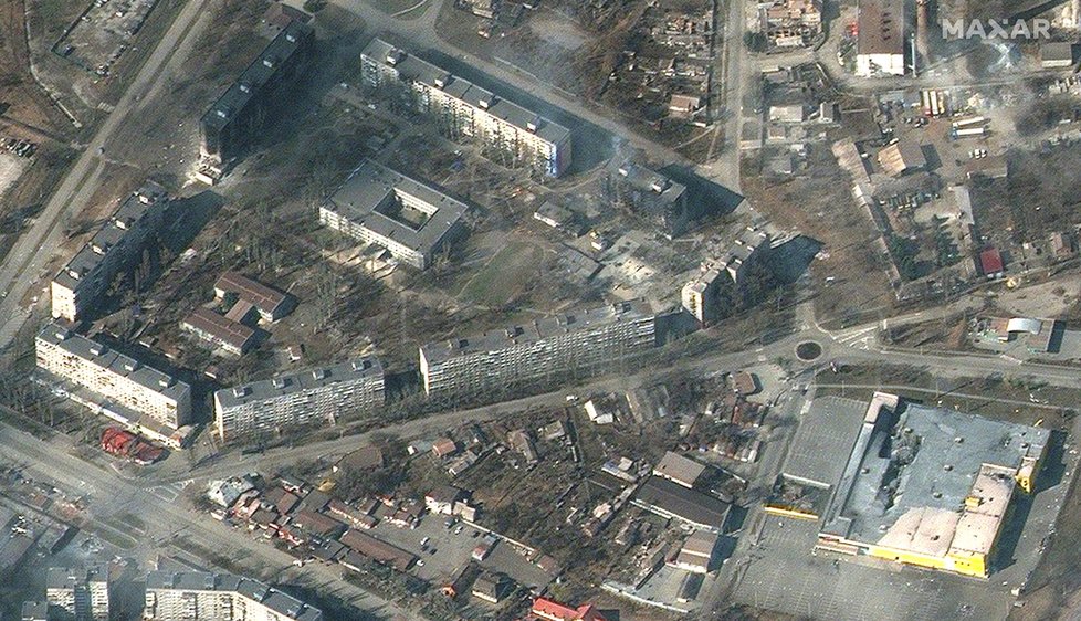 Satelitní snímky potvrzují, že ruská armáda cílí na obytné oblasti v Mariupolu.