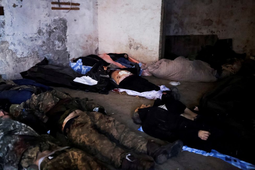 Těla příslušníků ukrajinských obranných sil a civilistů v márnici ve městě Mykolajiv. (16.3.2022)