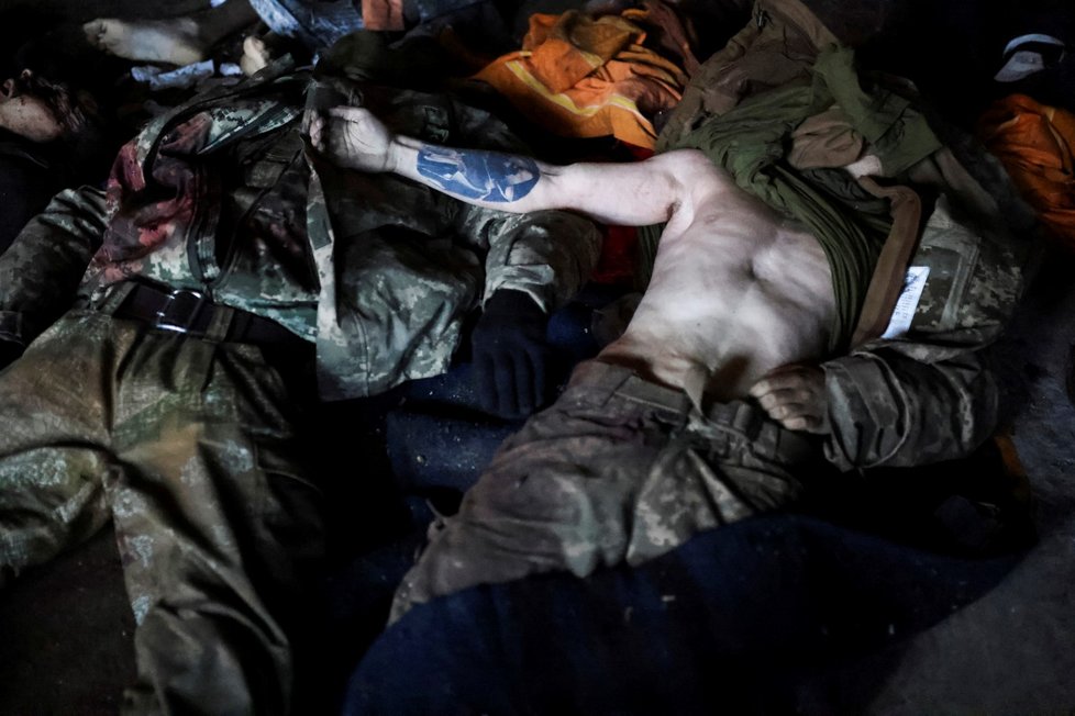 Těla příslušníků ukrajinských obranných sil a civilistů v márnici ve městě Mykolajiv. (16.3.2022)