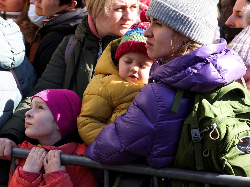 Nápor ukrajinských válečných uprchlíků v imigračním centru v Belgii (7. 3. 2022)