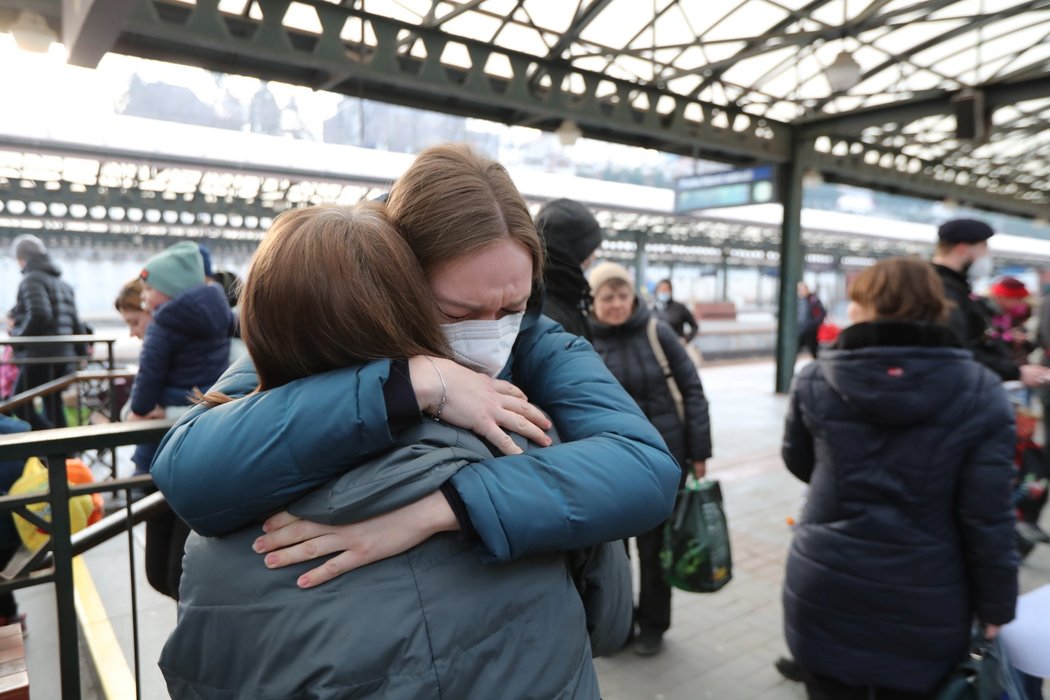 Další uprchlíci z Ukrajiny dorazili do Prahy.