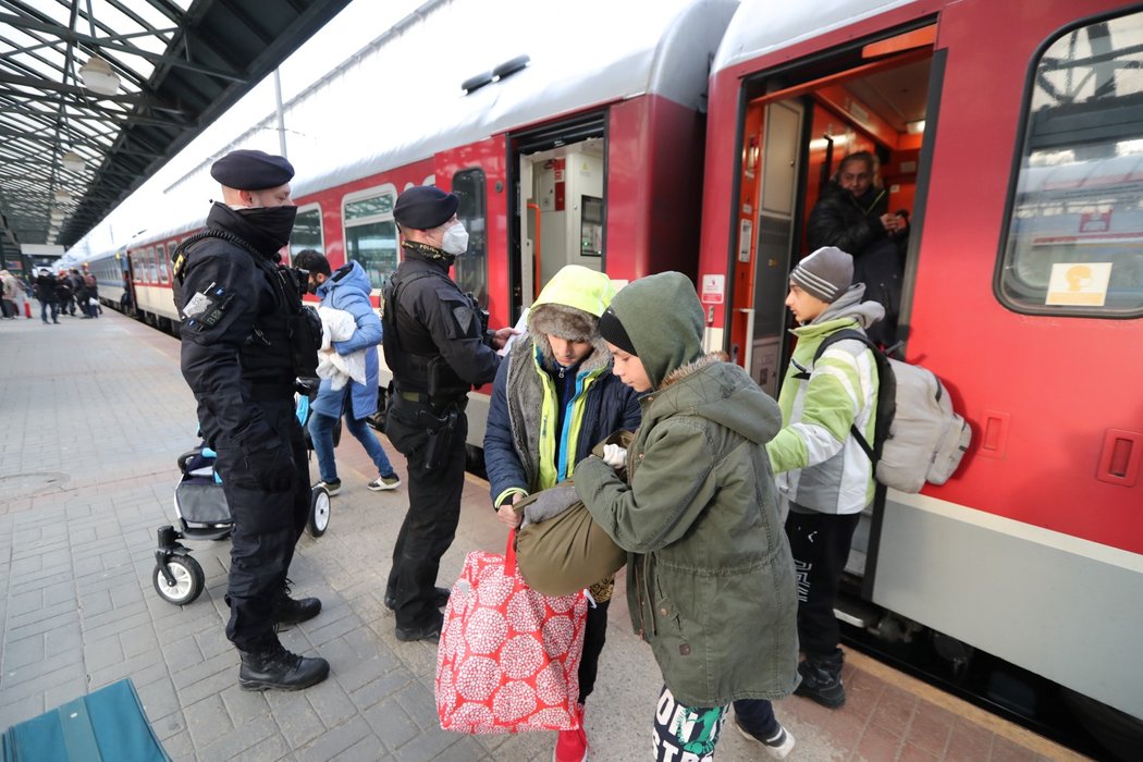 Další uprchlíci z Ukrajiny dorazili do Prahy.
