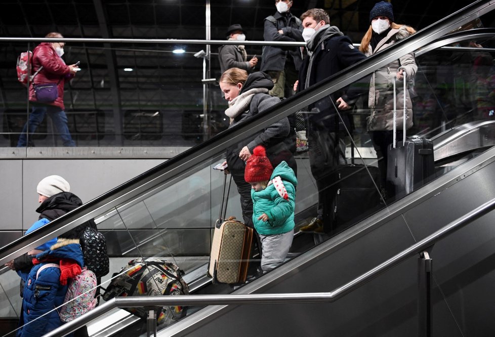 Váleční uprchlíci z Ukrajiny na nádraží v Berlíně. (8.3.2022)