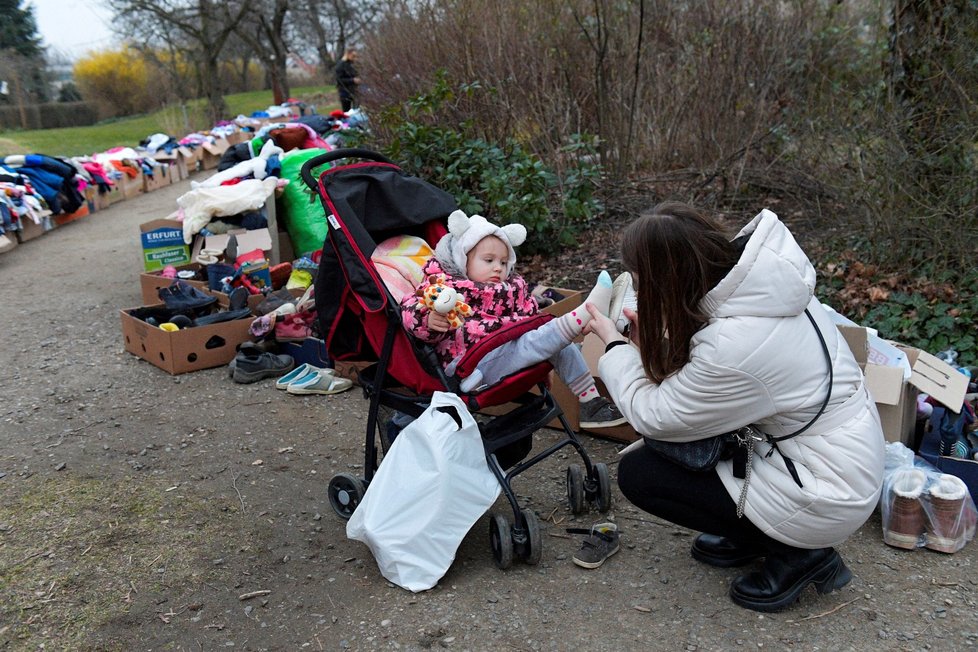 Vlna solidarity v Drážďanech - i tady lidé nosí oblečení a další potřebné věci pro Ukrajince utíkající před válkou. (17.3.2022)