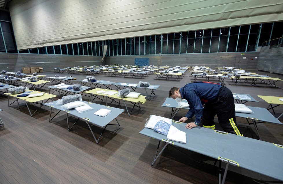 Náporu válečných uprchlíků čelí i Německo. V Eichenau nedaleko Mnichova chystají centrum ve sportovní hale. (16. 3. 2022)