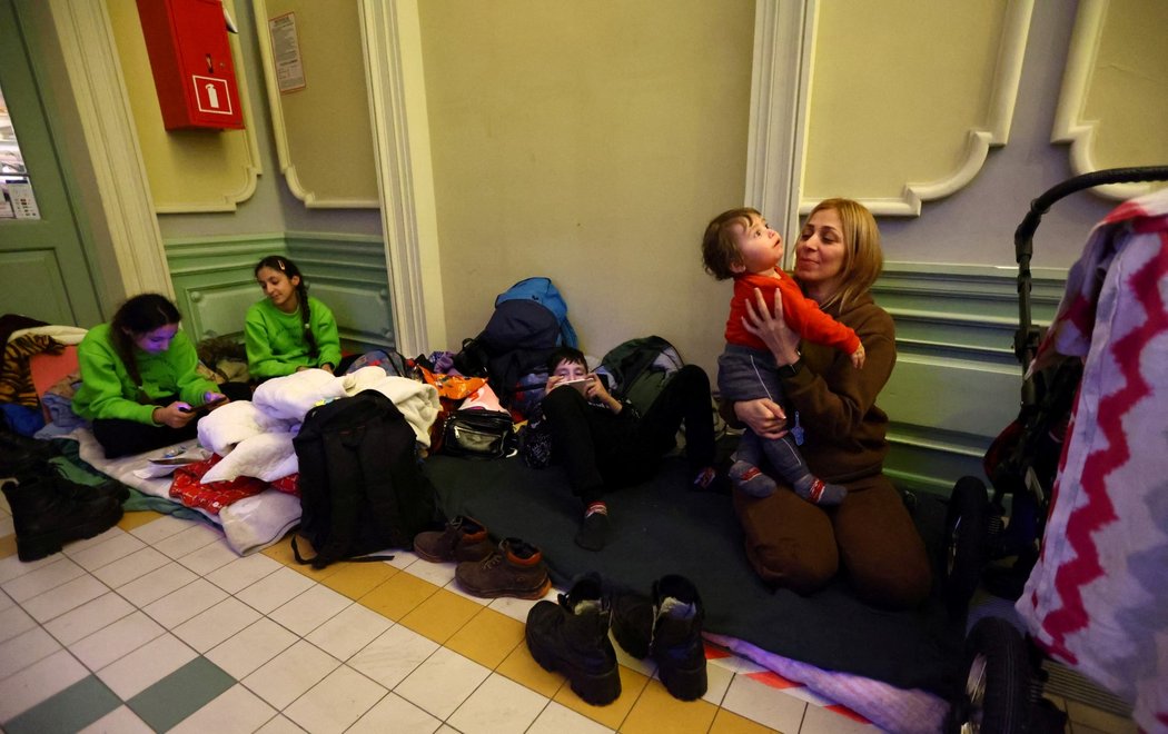 Váleční uprchlíci z Ukrajiny často dorazí jen s minimem věcí. Tenistka Andrea Sestini Hlaváčková jim proto chtěla darovat oblečení, hračky a kočárek. Část věcí ale kdosi v domě ukradl