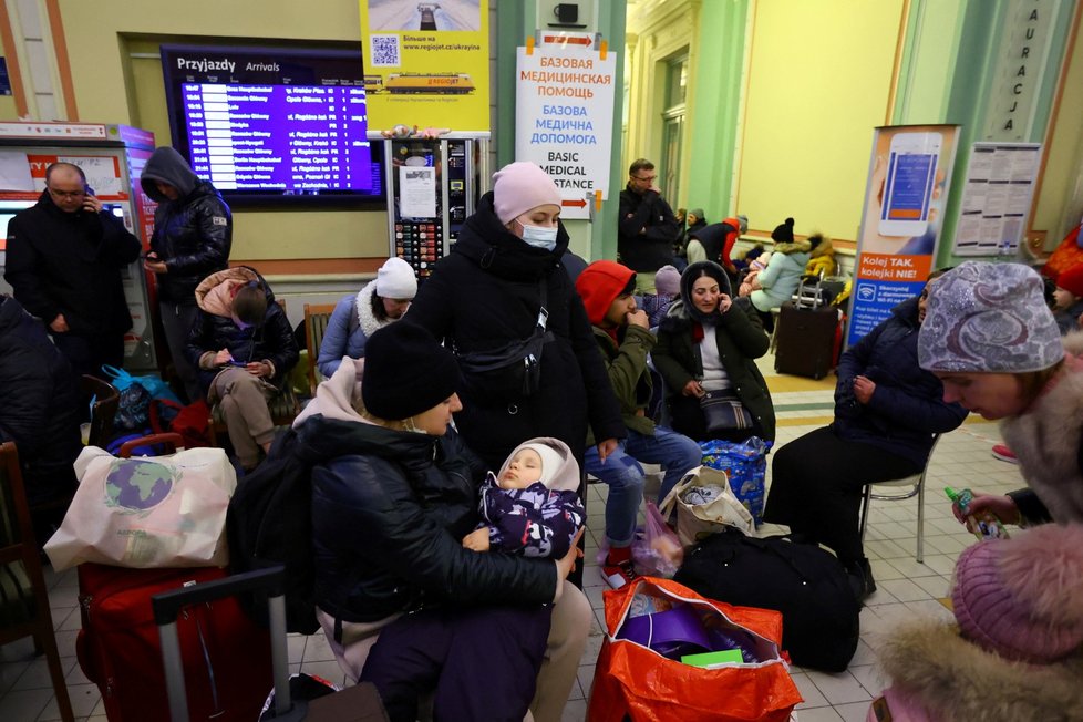 Váleční uprchlíci z Ukrajiny na nádraží v Přemyšli. (8. 3. 2022)