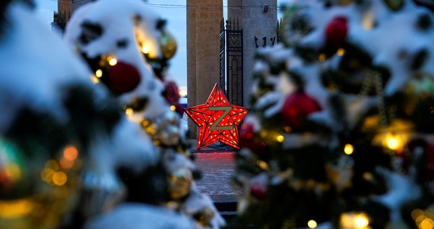 Ruská vánoční propaganda: Ulice Moskvy „zdobí“ osvětlení s válečnými symboly