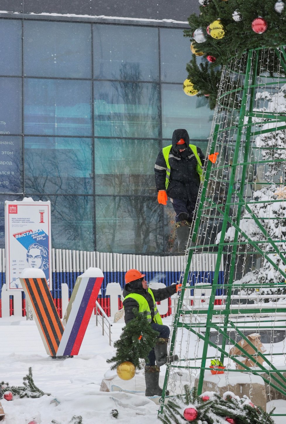 Moskva zahrnula do vánoční výzdoby válečné symboly.