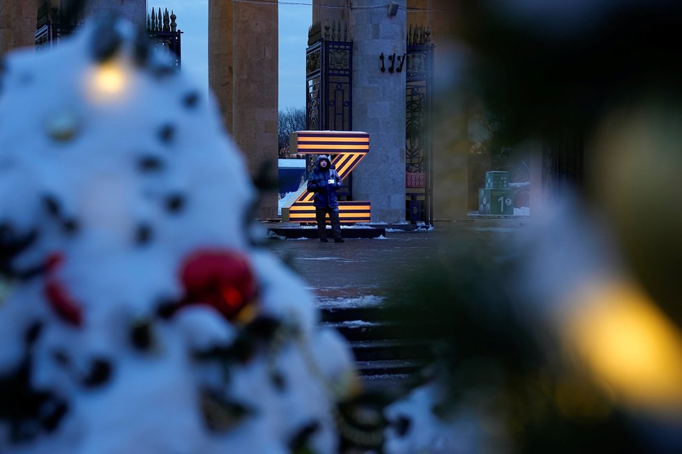 Moskva zahrnula do vánoční výzdoby válečné symboly.